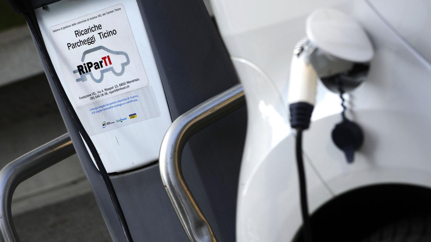 Un veicolo elettrico in fase di ricarica (archivio)