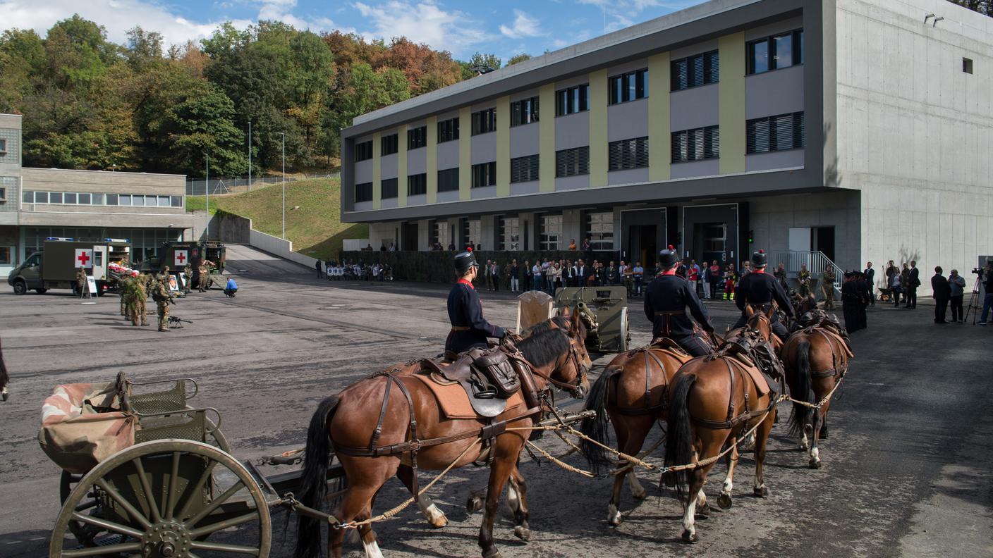 Truppa d'epoca d'artiglieria per celebrare l'evento