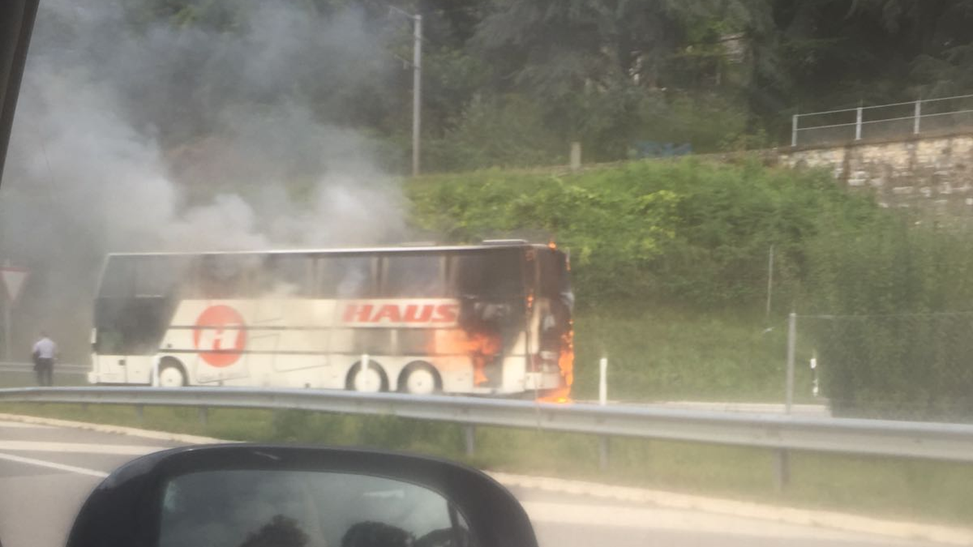 Le prime immagini dell'autobus in fiamme