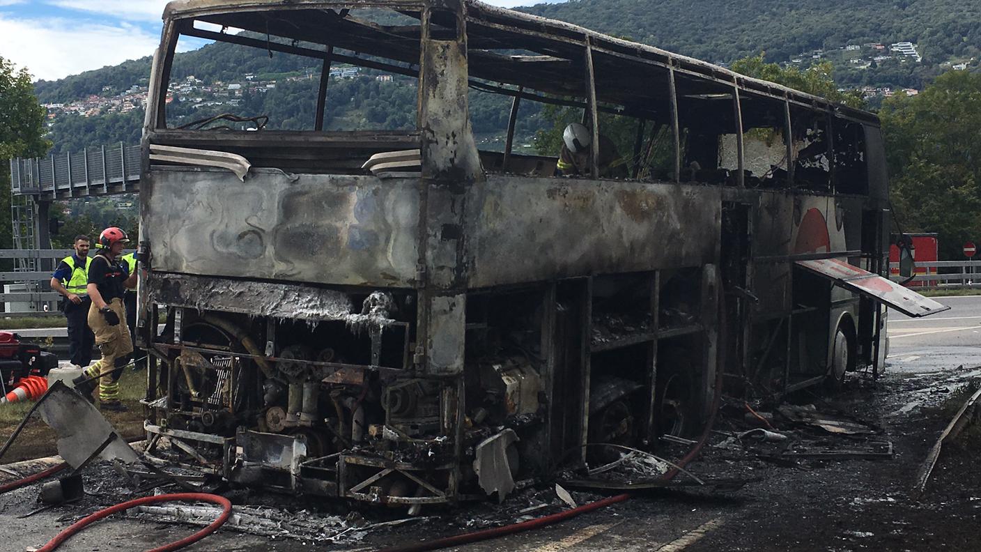 Le fiamme hanno completamente distrutto l'autobus