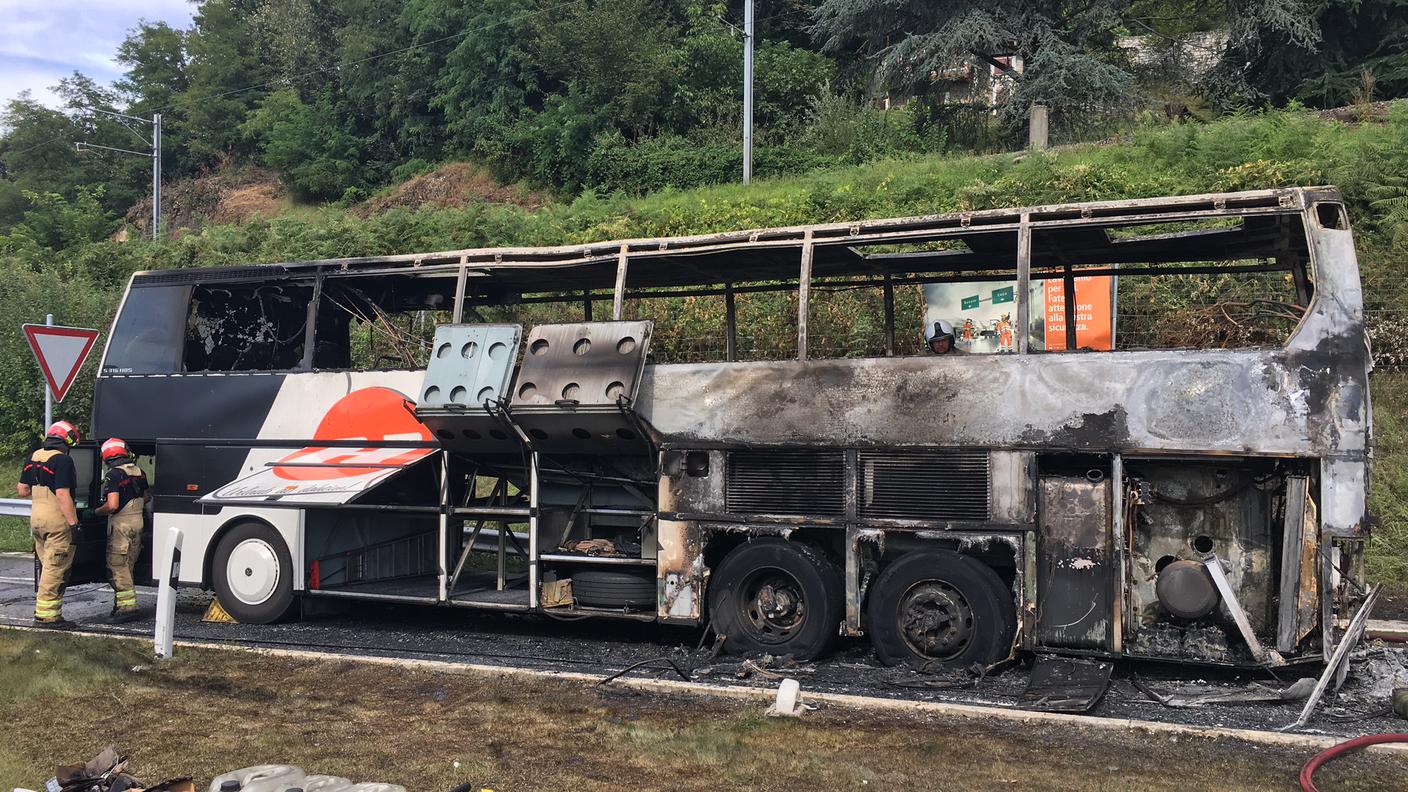 Le fiamme hanno completamente distrutto l'autobus