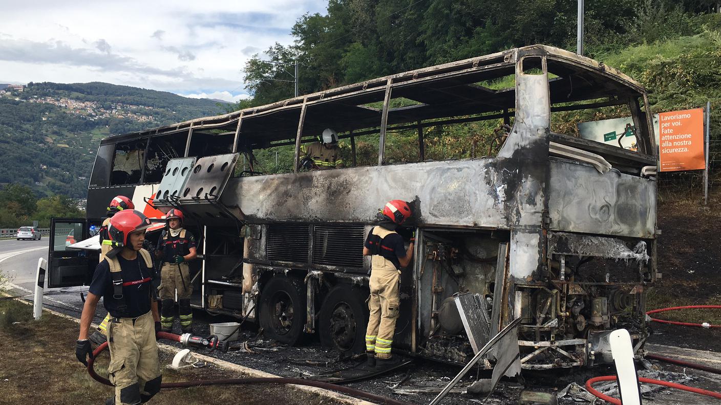 Le fiamme hanno completamente distrutto l'autobus