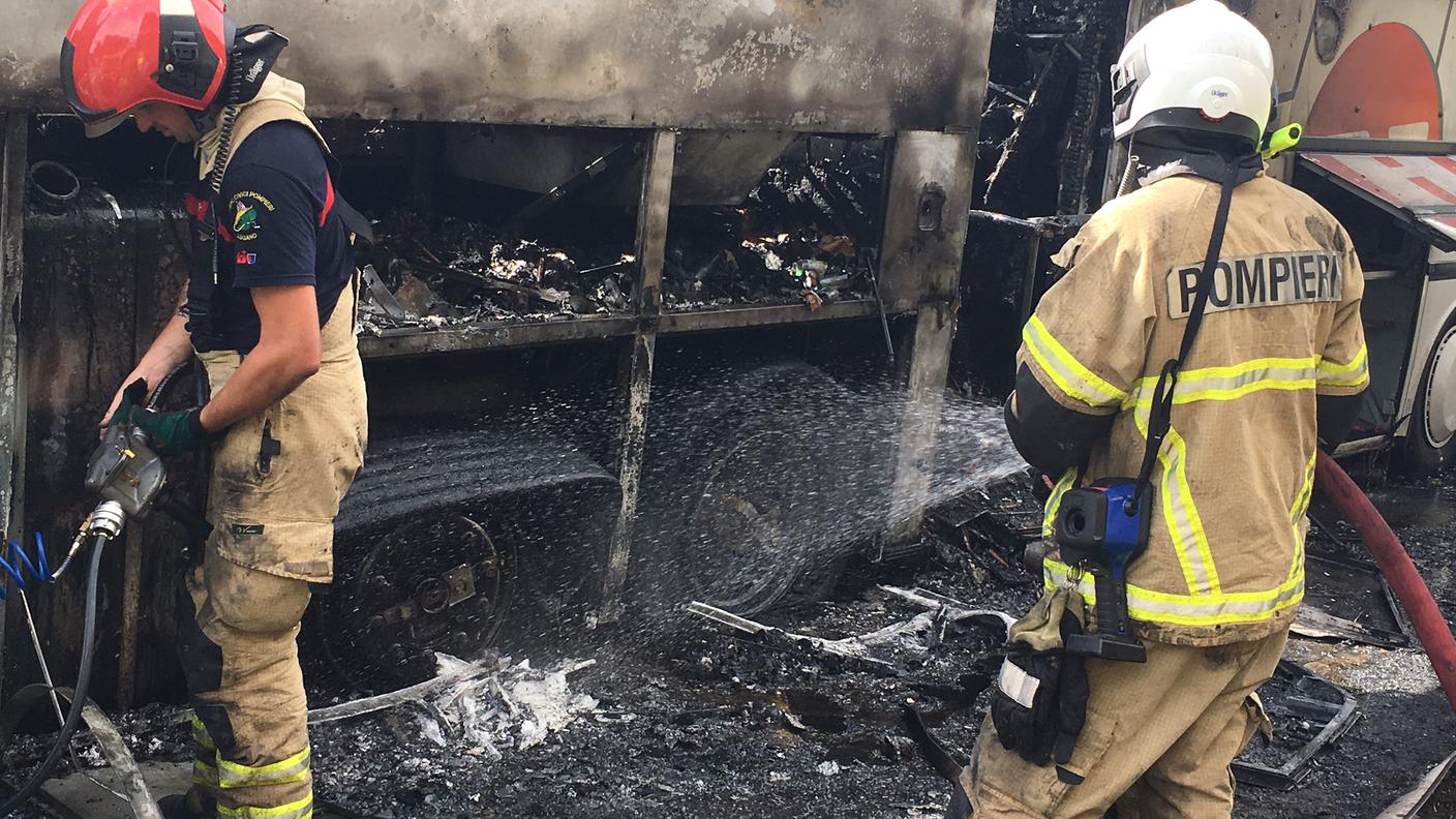 Le fiamme hanno completamente distrutto l'autobus