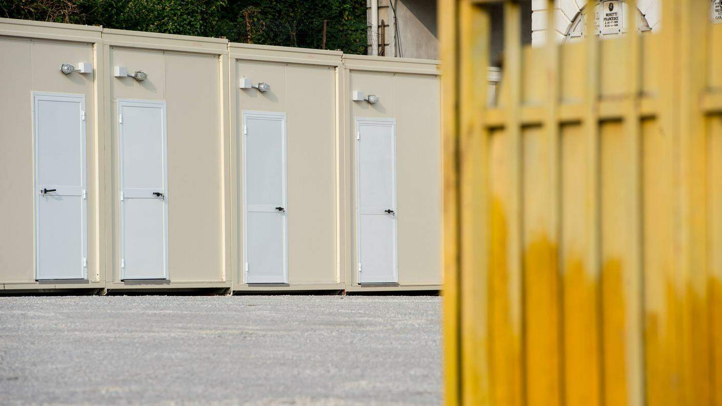 I container predisposti a Como per ospitare circa trecento migranti