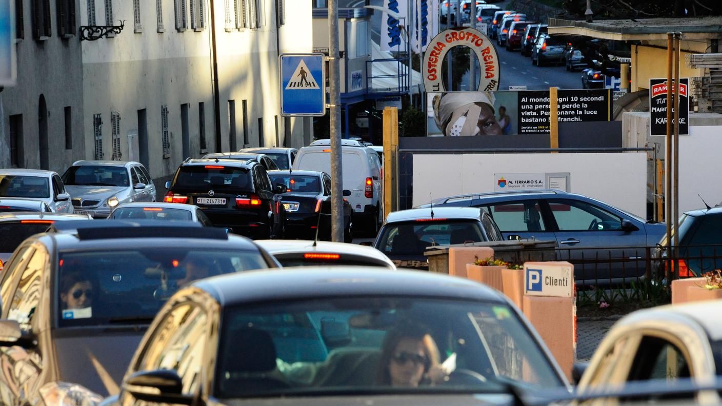 Traffico fermo in paese ad Agno
