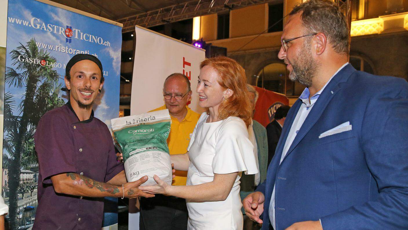 Aris De Angelis premiato da Gerardina Furlani della Riseria di Taverne e dal consigliere di Stato Norman Gobbi