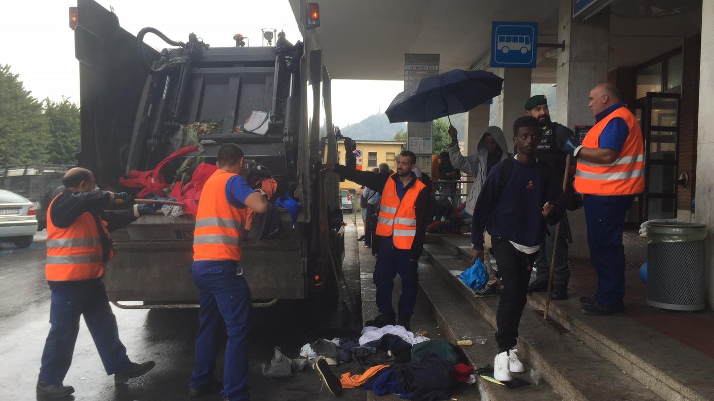 Operai al lavoro per sgomberare la stazione lariana