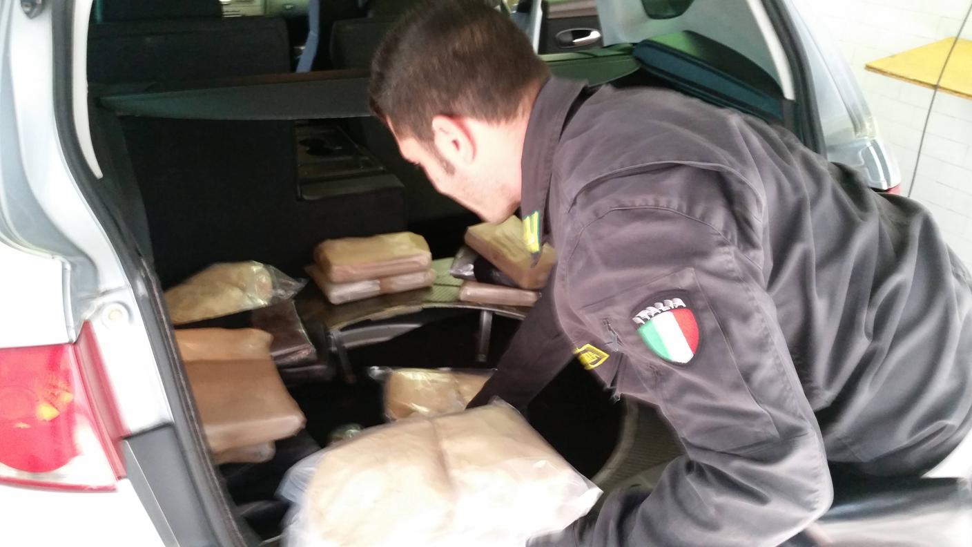 I panetti di droga scoperti dalla Guardia di Finanza al valico di Brogeda