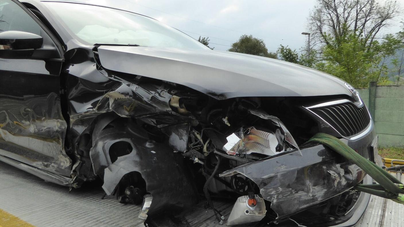 L'auto demolita dall'impatto contro la barriera metallica a Prosito