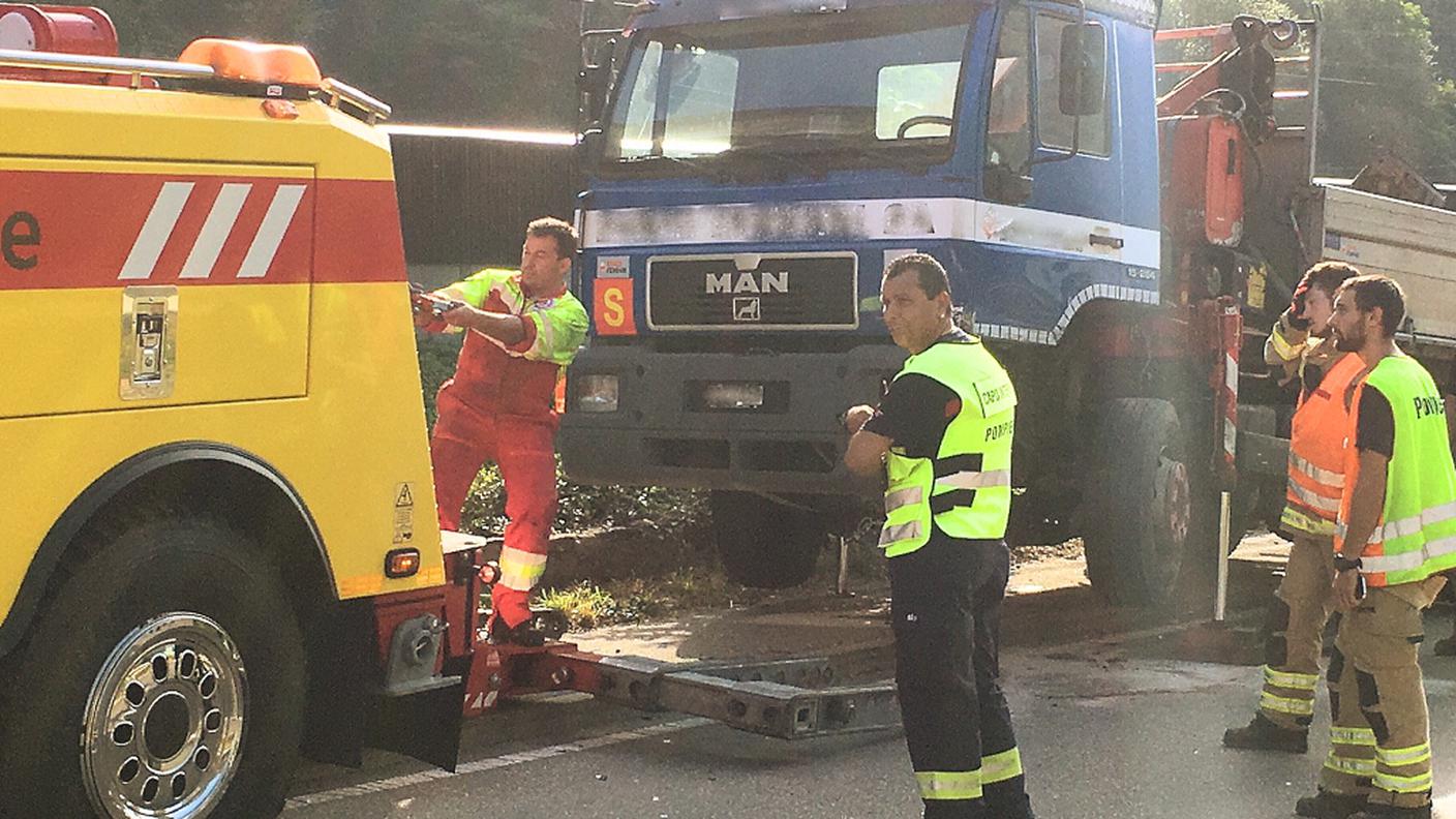 L'autocarro è rimasto danneggiato