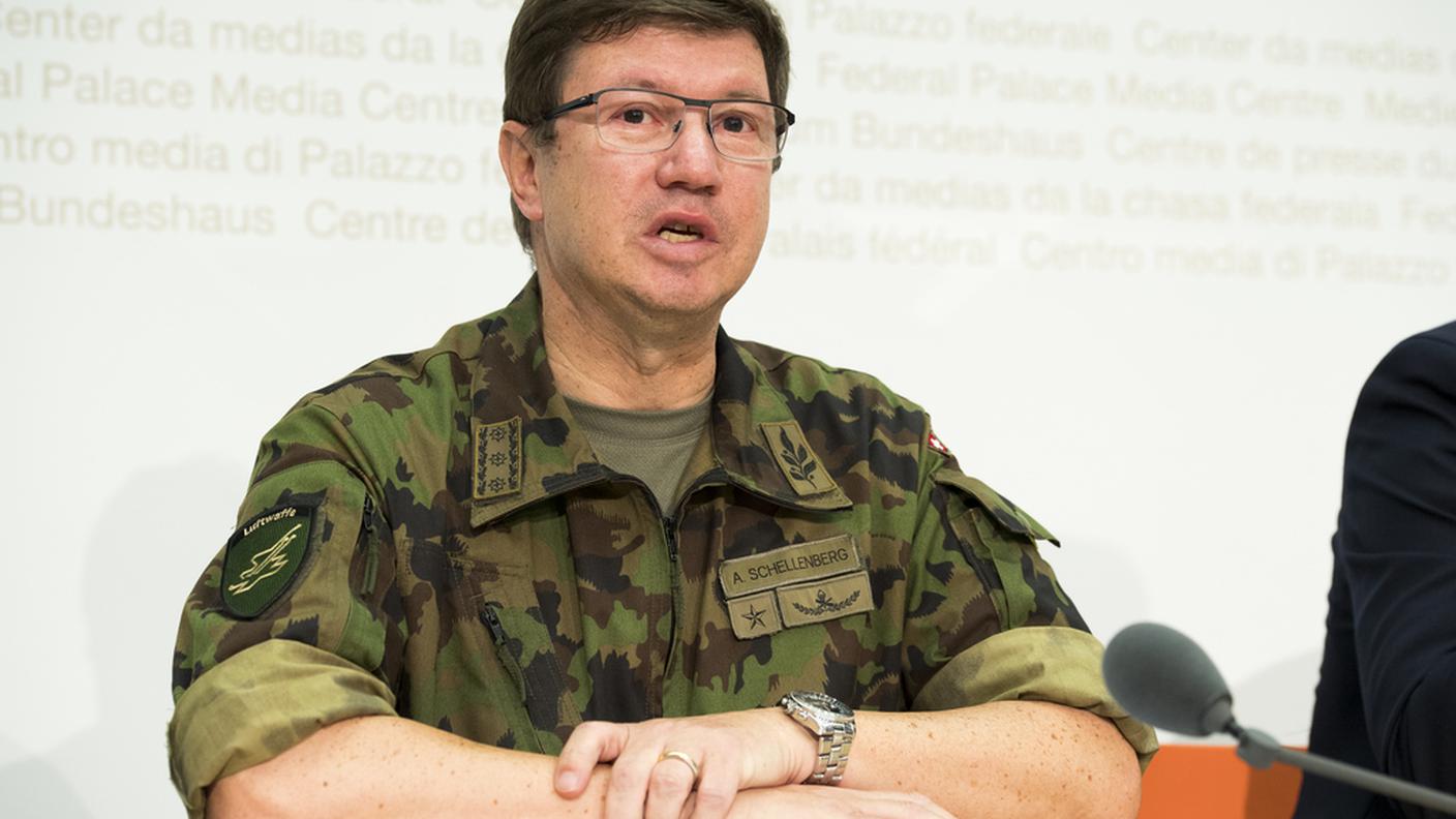 Il comandante dell'aviazione Schellenberg in conferenza stampa