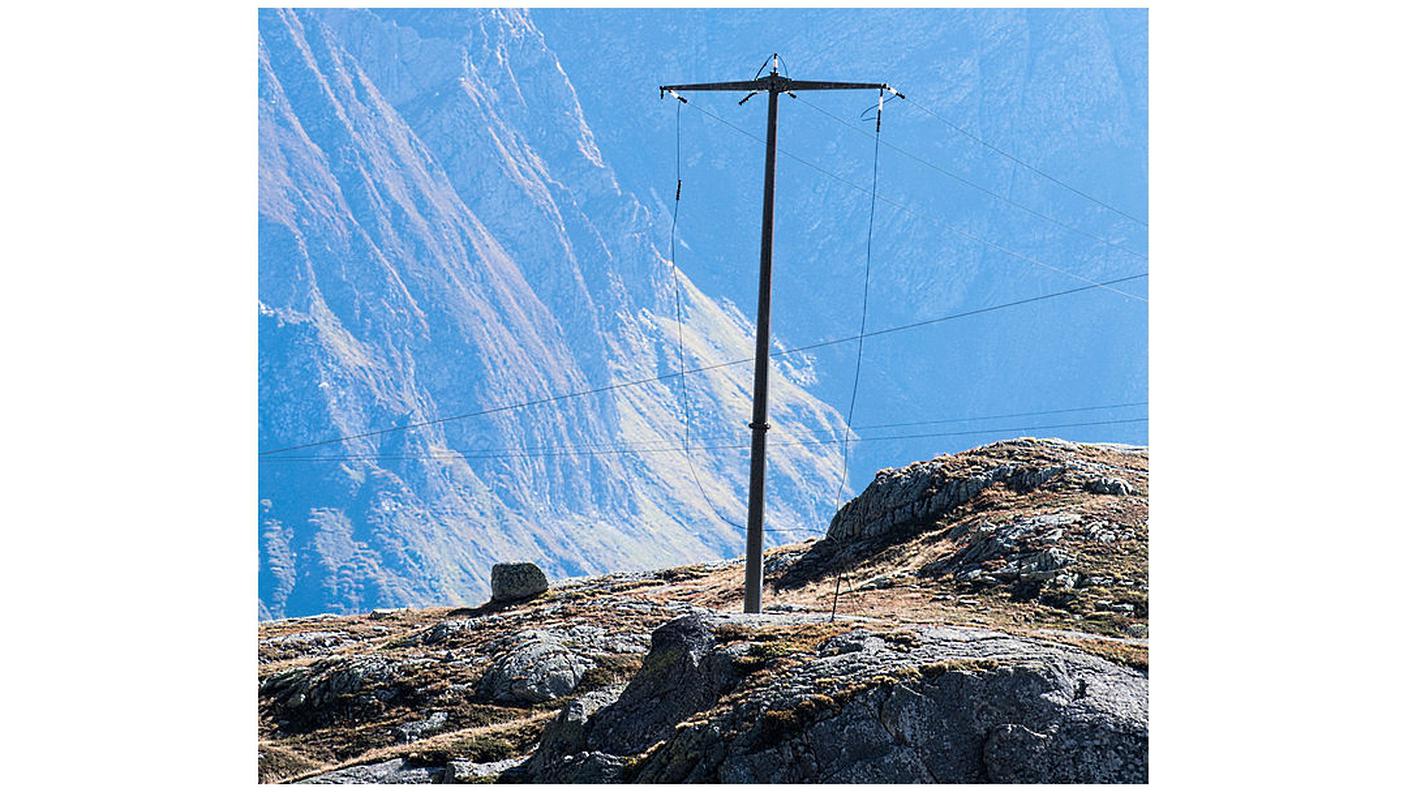 Il palo con la linea di riserva dell'alta tensione, tranciata dall'elicottero