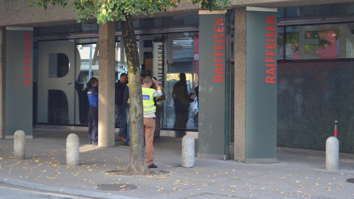 Il rapinatore, uscendo dalla banca, ha ringraziato