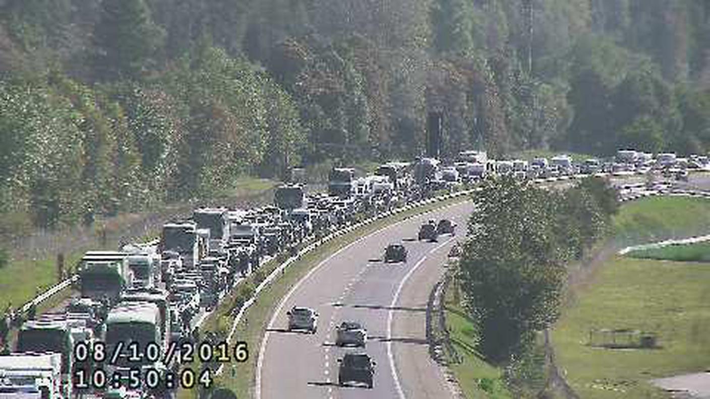 Veicolo in avaria in galleria, 2 km di coda al portale sud del San Gottardo