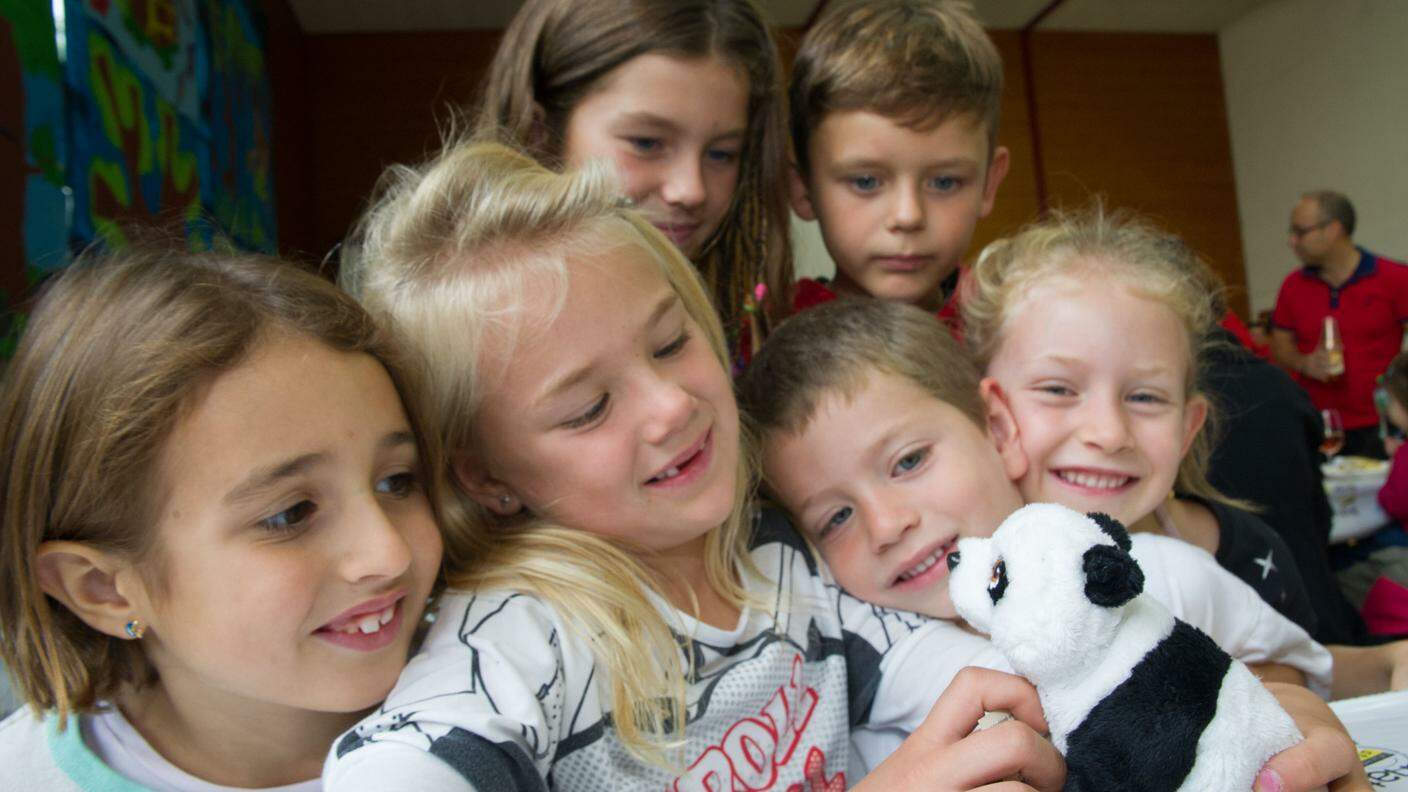 Bambini alle prese con il panda del WWF