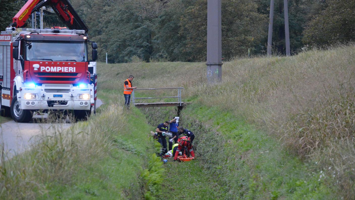 Ciclista cade, ferite gravi