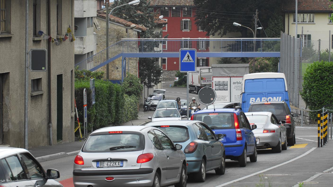 Traffico intenso sulla strada cantonale che da Bioggio porta ad Agno