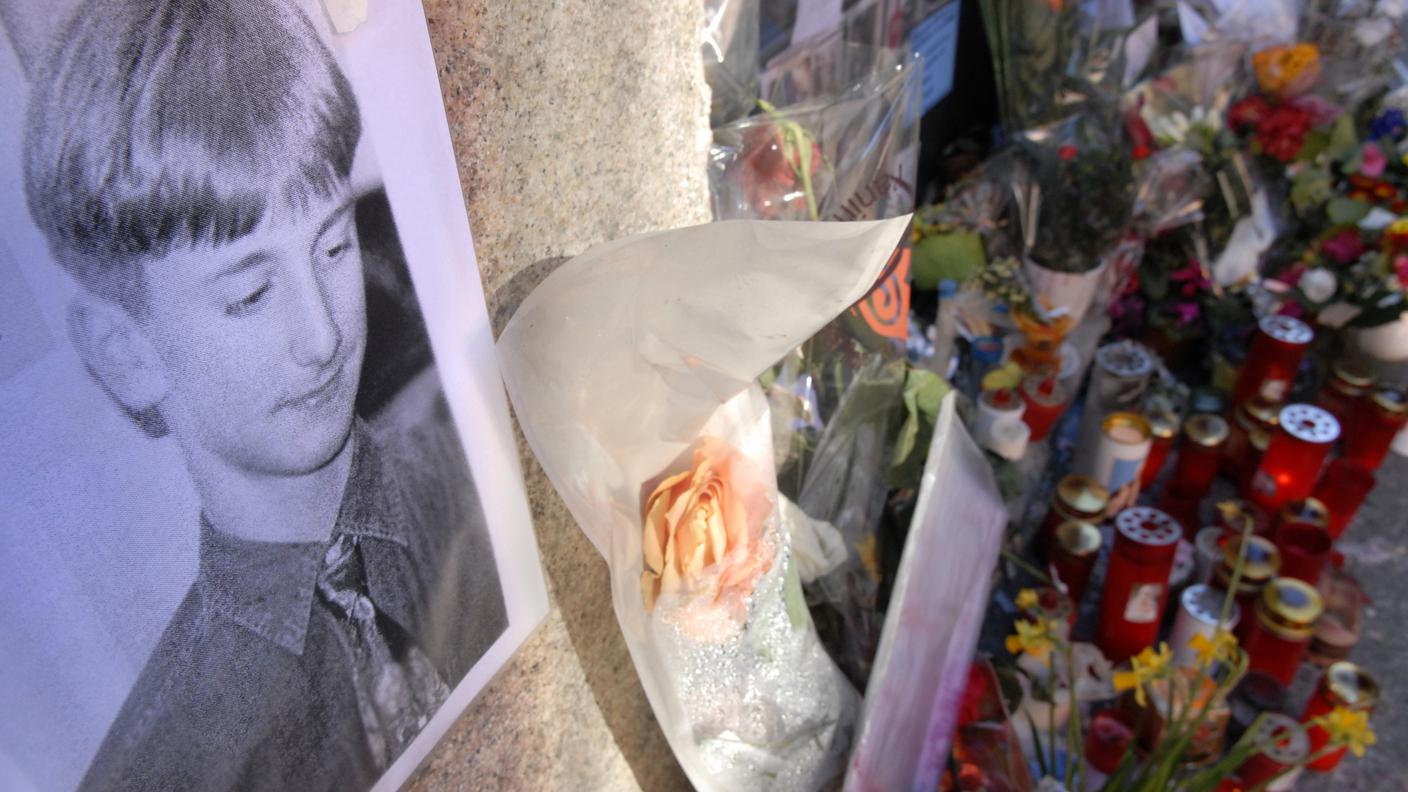 Candele e fiori, nel 2008, in memoria di Damiano Tamagni