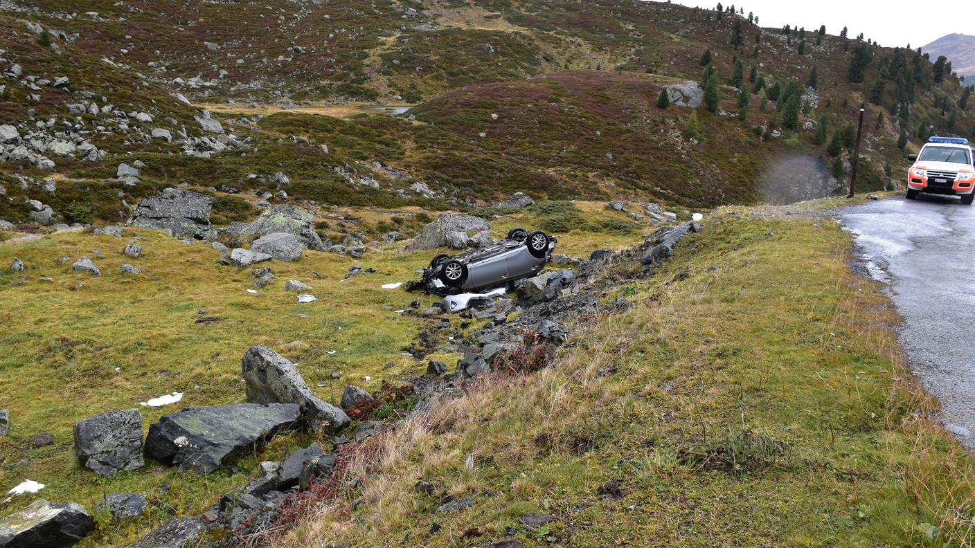 La vettura finita sui massi a lato della carreggiata. Illeso il guidatore