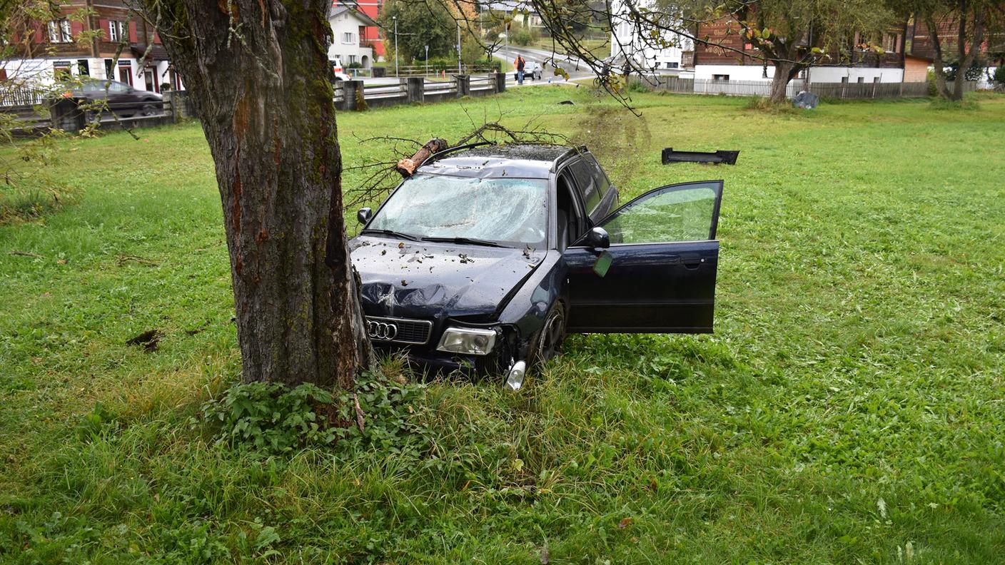 L'auto demolita contro un albero sabato mattina a Ilanz