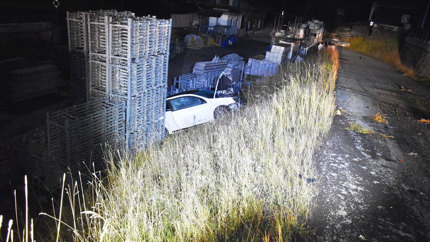 La vettura finita fuori strada sabato sera nei Grigioni