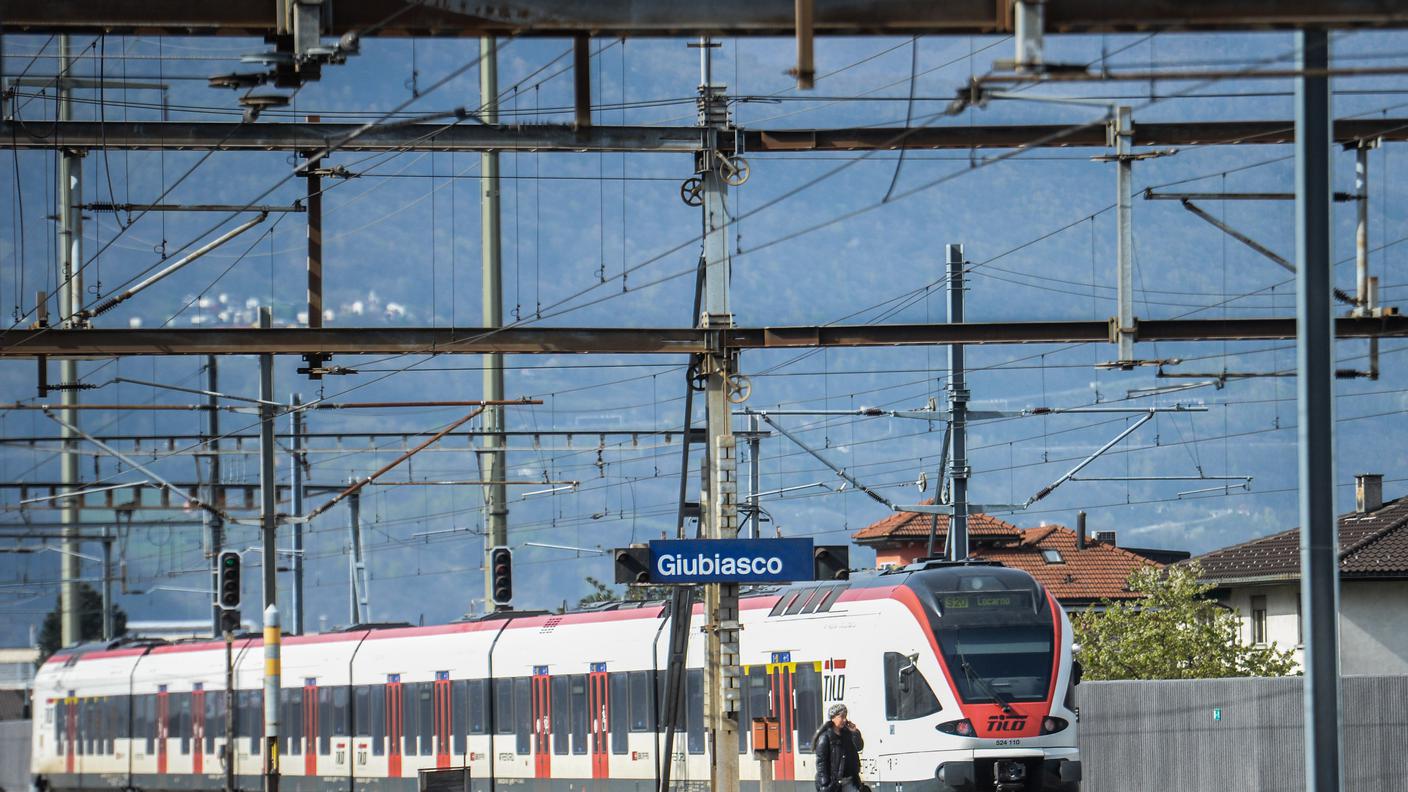 Un treno TILO alla stazione ferroviaria di Giubiasco