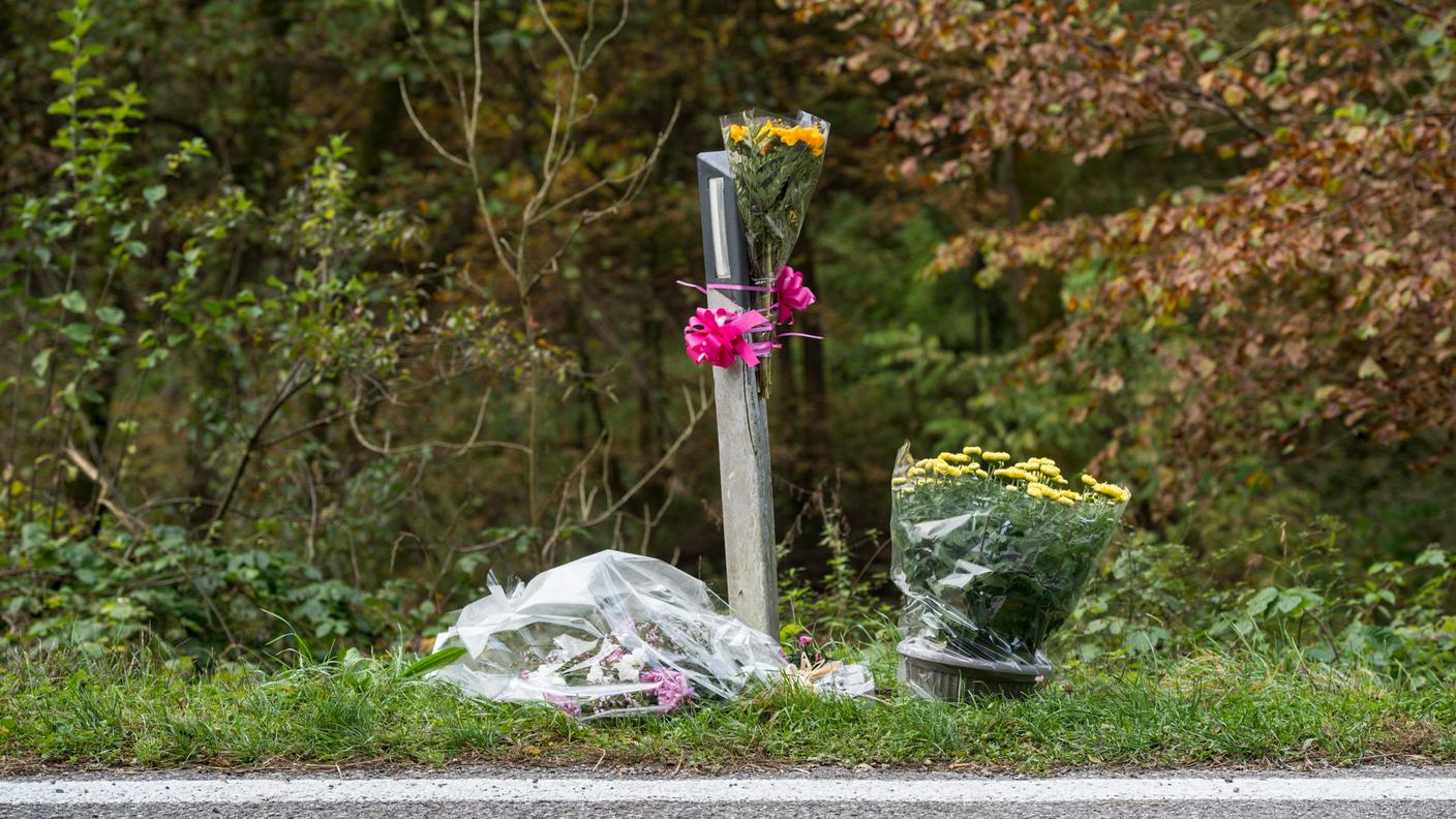 Fiori vicino al luogo del ritrovamento del cadavere