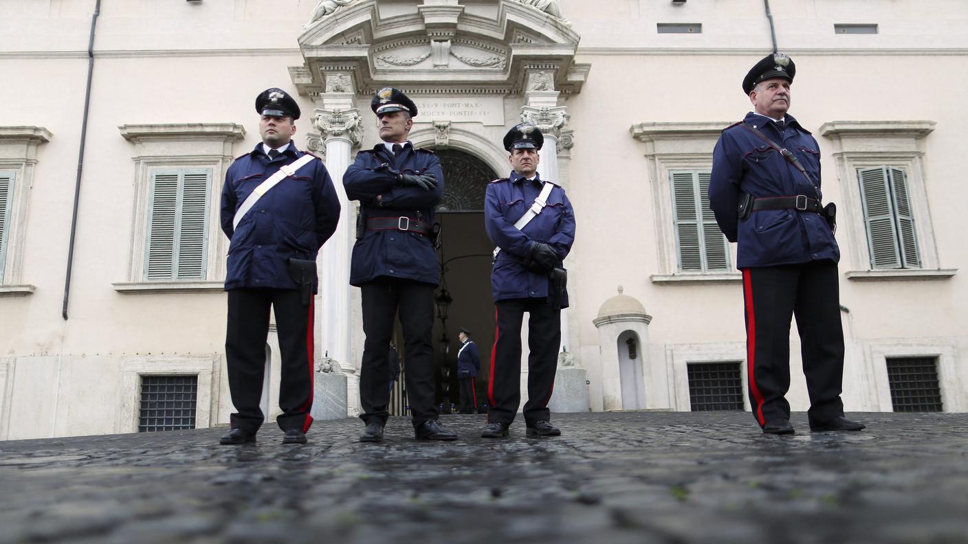 L'uomo, ricercato, si è consegnato ai carabinieri nel weekend