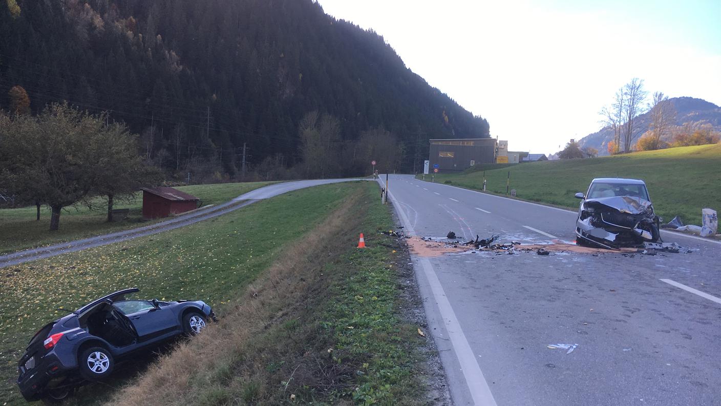 Il violento impatto ha fatto volare un'auto nel prato sotto la carreggiata