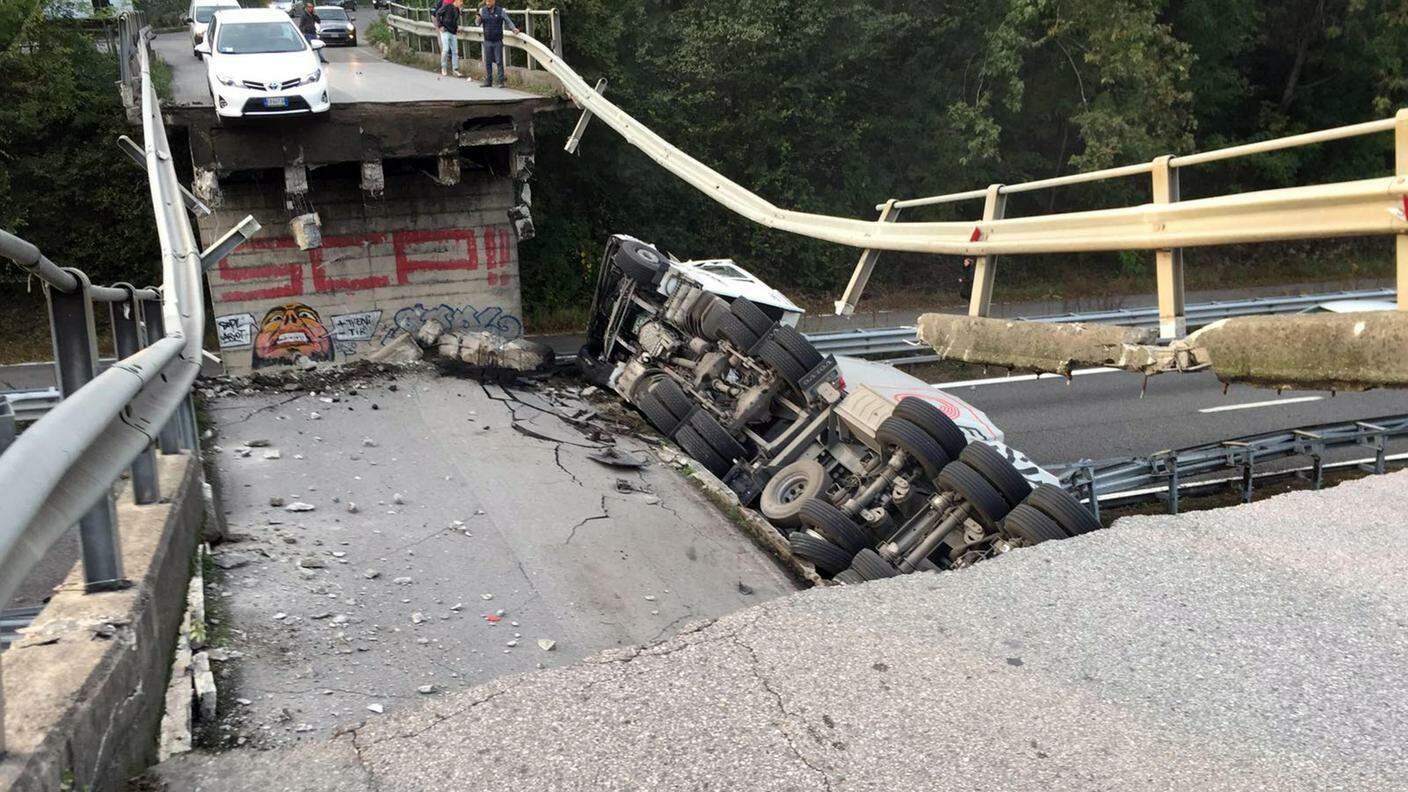 L'automezzo pesante crollato con il ponte sulla strada statale
