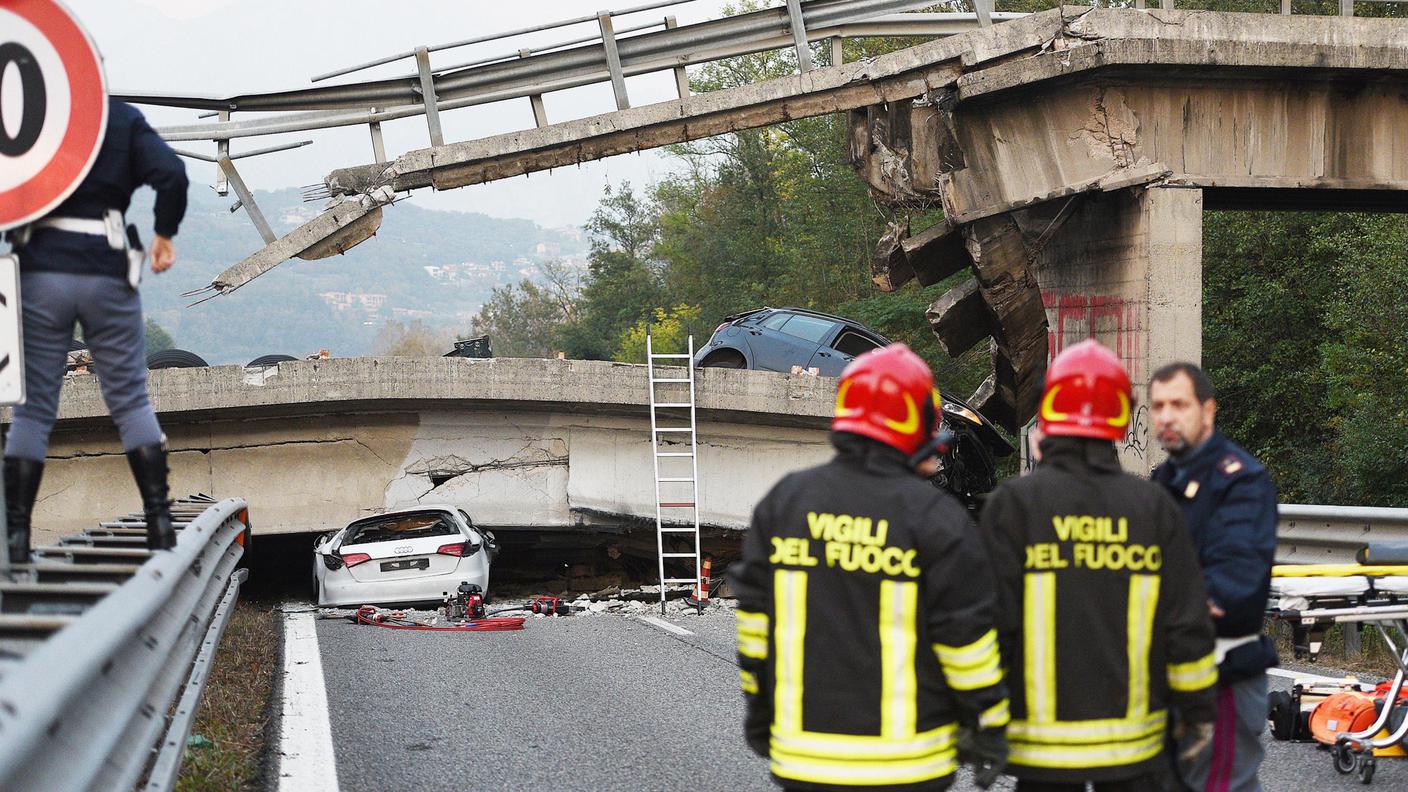 Alcune auto in transito sono state schiacciate dal cavalcavia