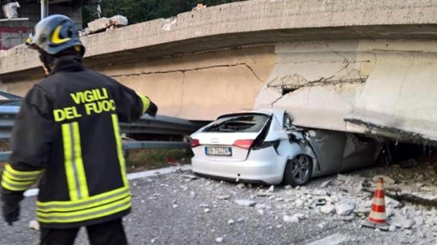 Alcune auto in transito sono state schiacciate dal cavalcavia