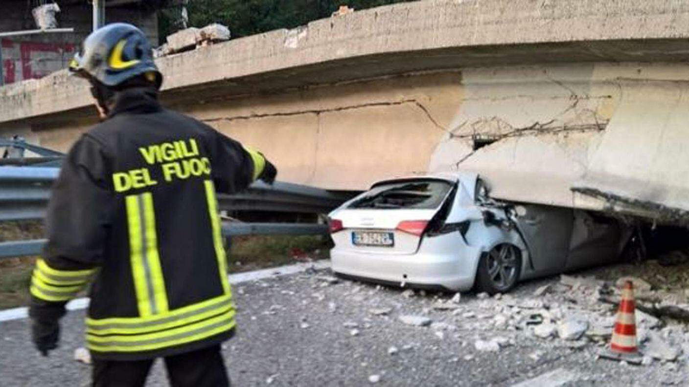 La macchina rimasta schiacciata dal crollo del viadotto ad Annone Brianza