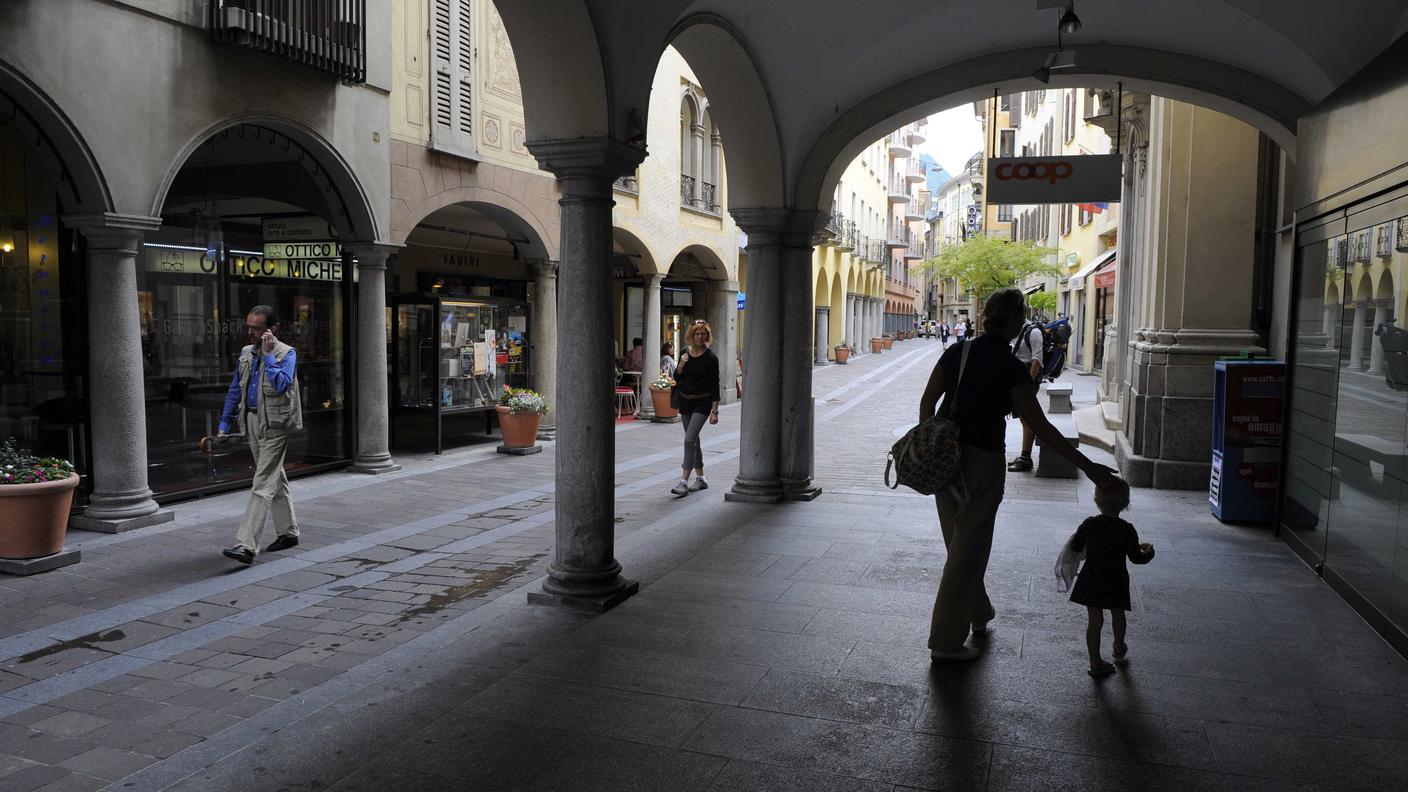 Le vetrine di molti negozi rimarranno spente in varie località ticinesi