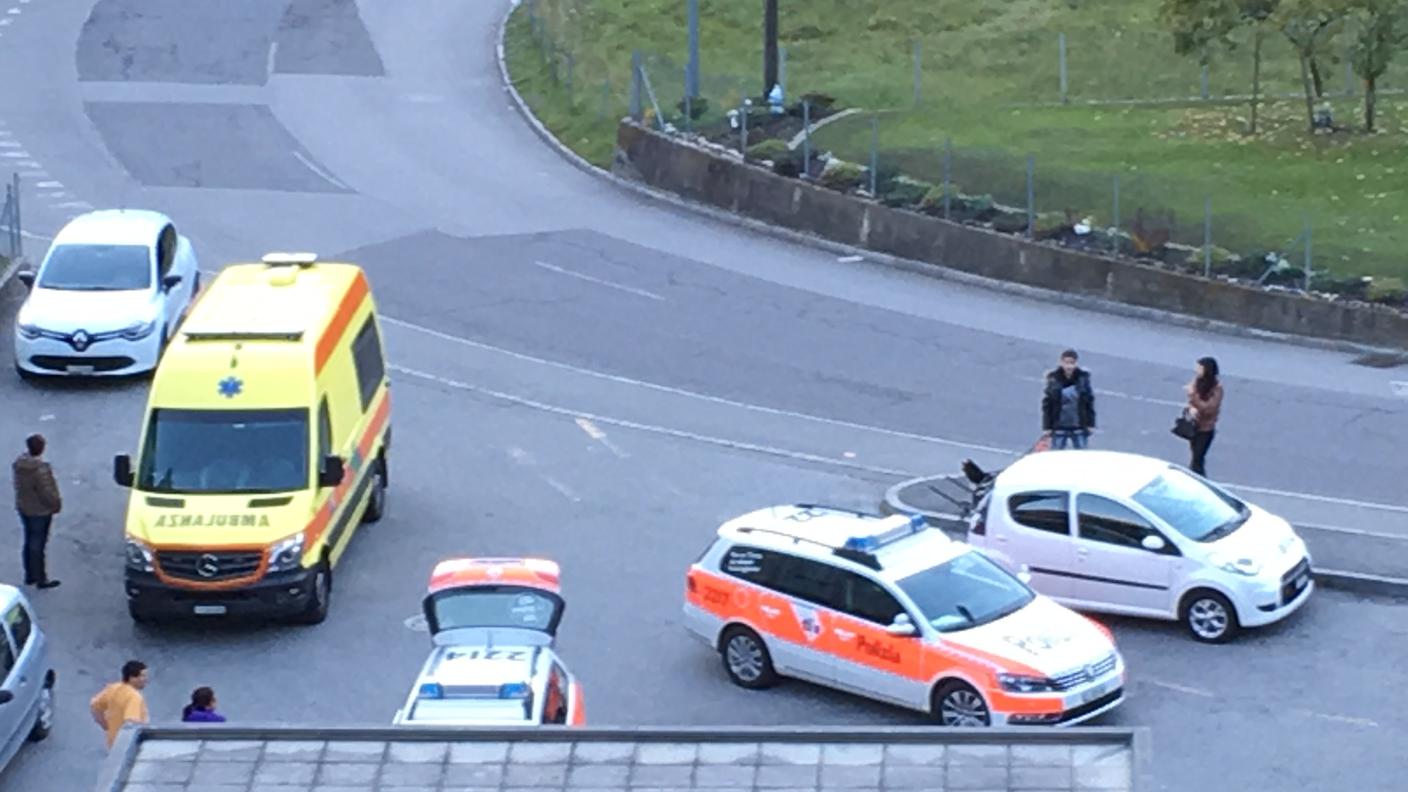 Polizia e ambulanze sul luogo del pestaggio