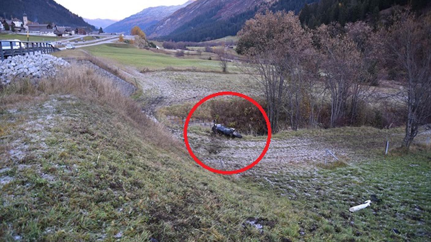 La moto è finita in un prato sottostante