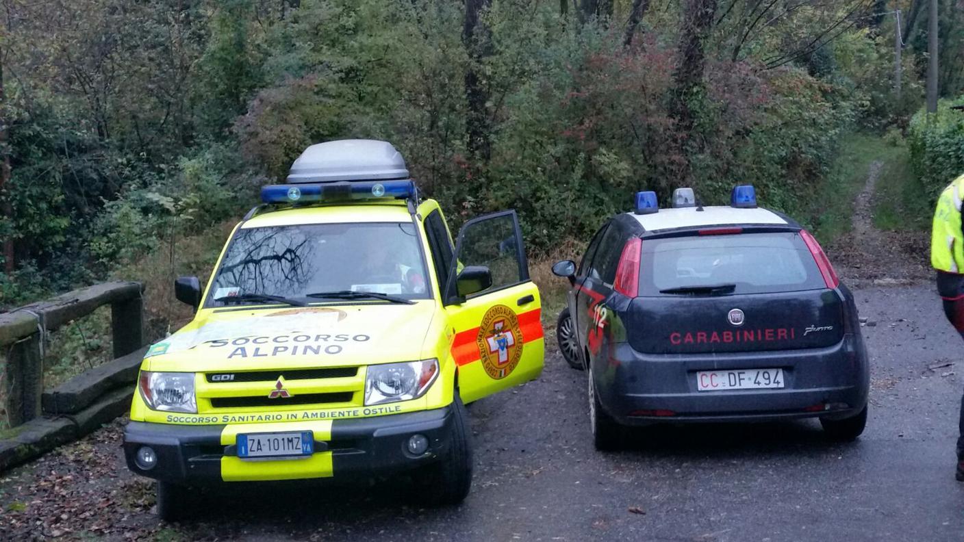 Soccorritori e carabinieri nell'area dell'incidente