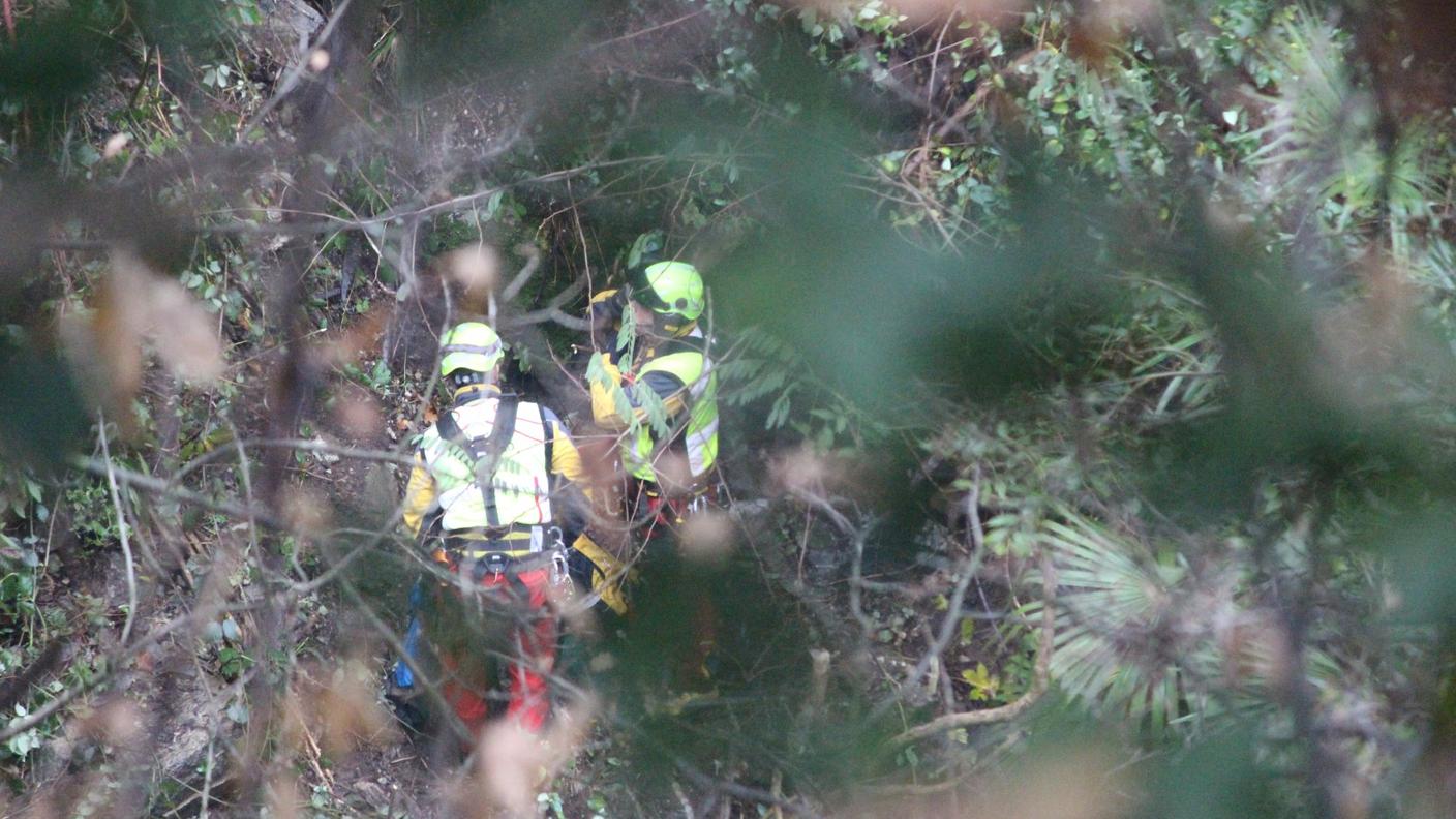I soccorritori impegnati nelle ricerche della donna ferita