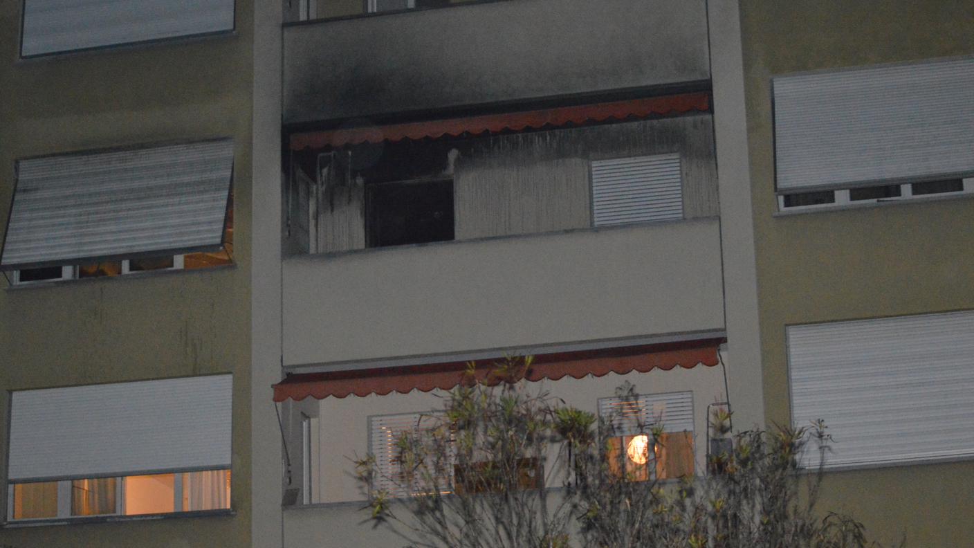 Le finestre dell'appartamento in cui è divampato l'incendio