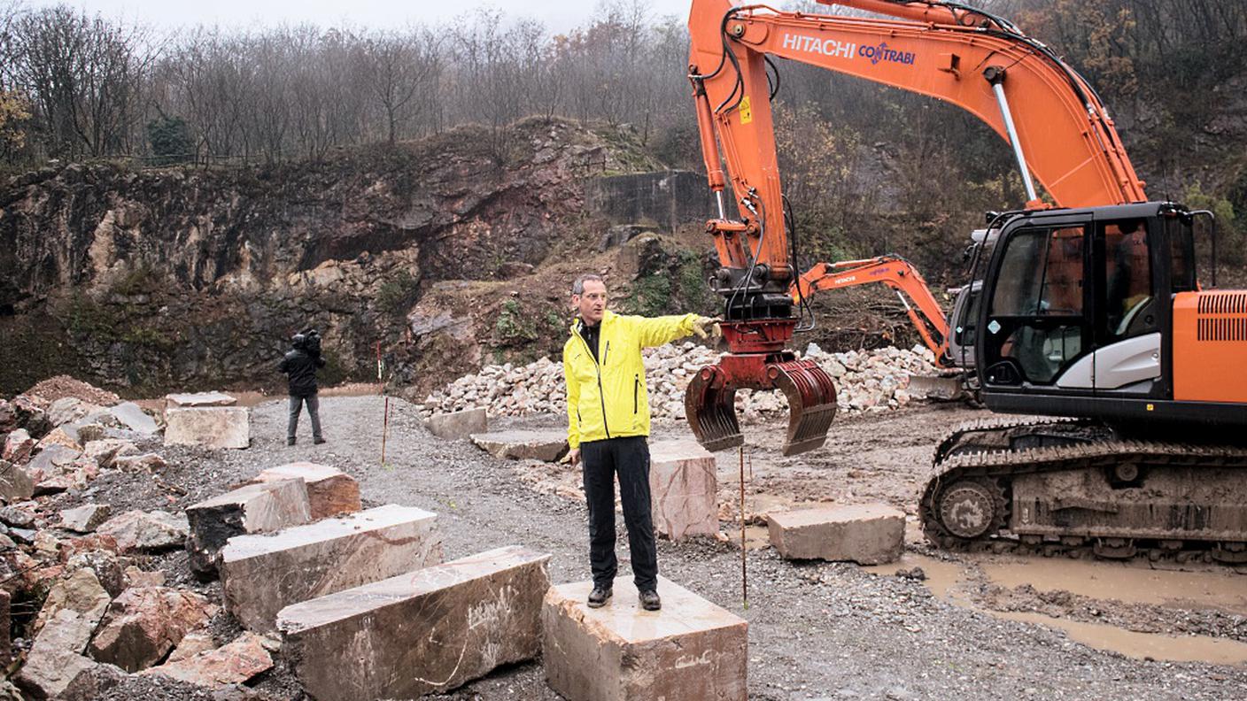 Enrico Sassi, architetto progettista, mostra il cantiere