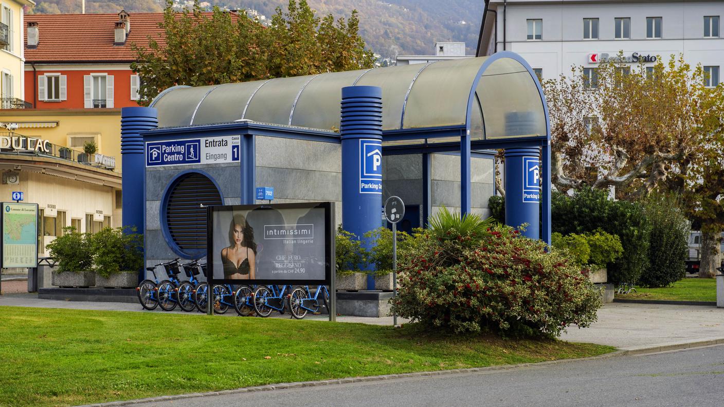 L'entrata ai tre piani sotterranei dell'autosilo che conta 386 posti