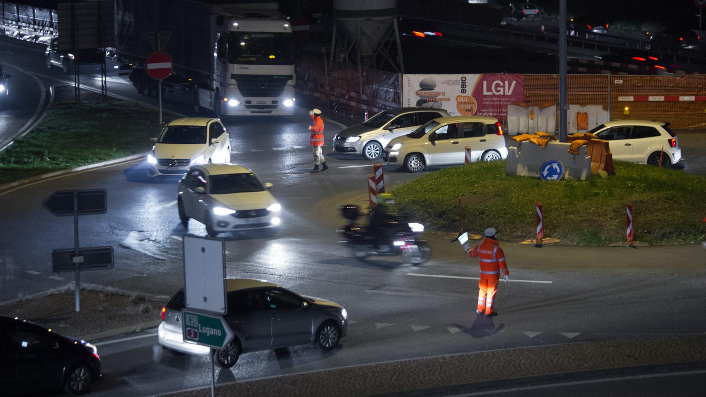 Molti automobilisti, nelle ore di punta, escono e rientrano in autostrada per guadagnare tempo