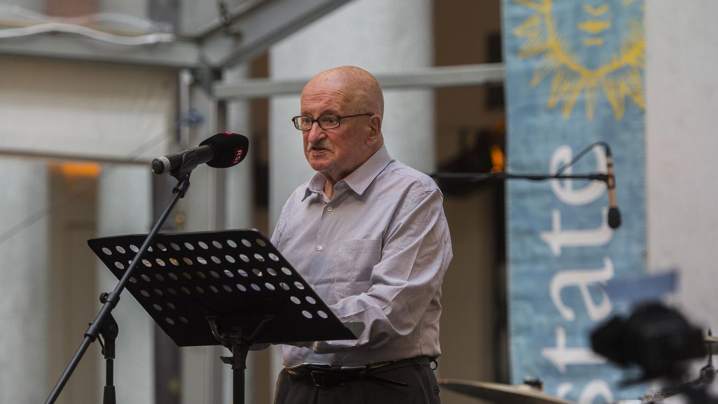 Orelli in una foto del 2015, premiato a Lugano durante Poestate