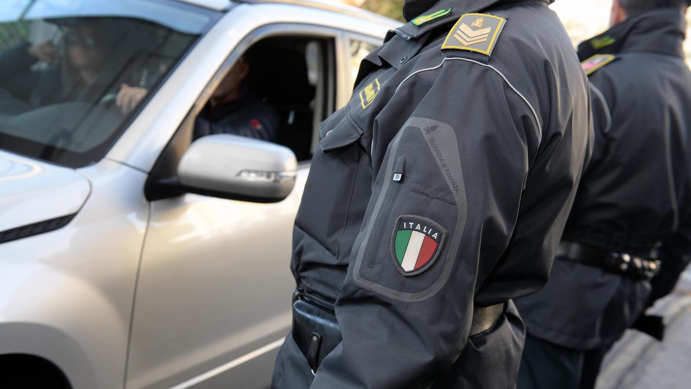 I militi della Guardia di Finanza hanno arrestato il corriere a Brogeda