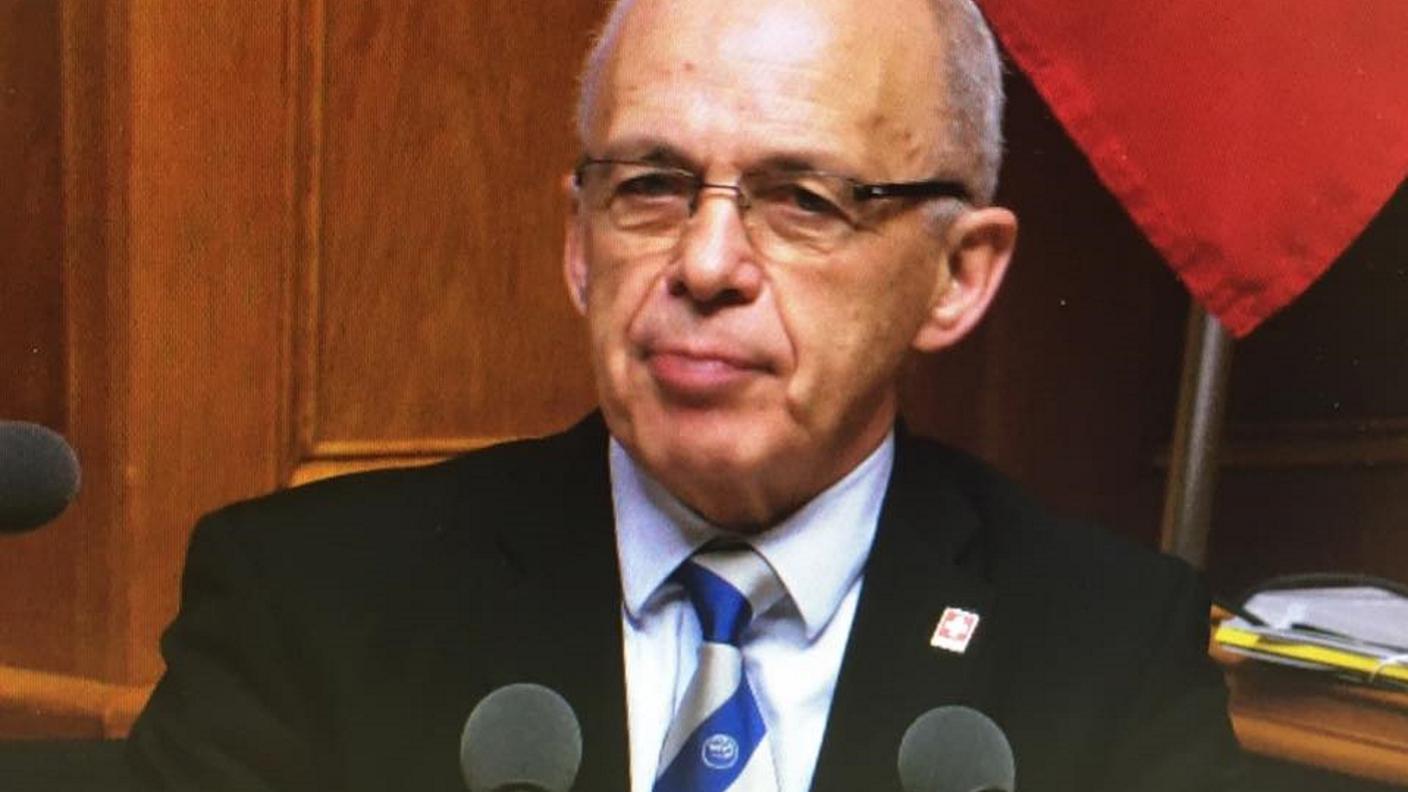 Il consigliere federale Ueli Maurer a Palazzo federale con la sua cravatta dell'HCAP