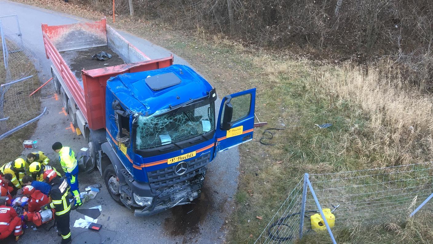 Grave anche il conducente del camion