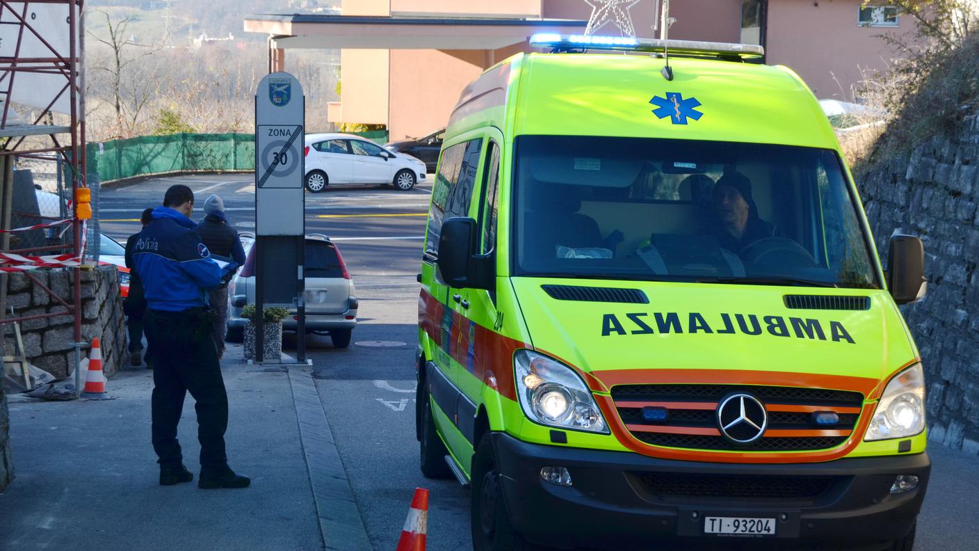 Agenti e soccorritori in azione