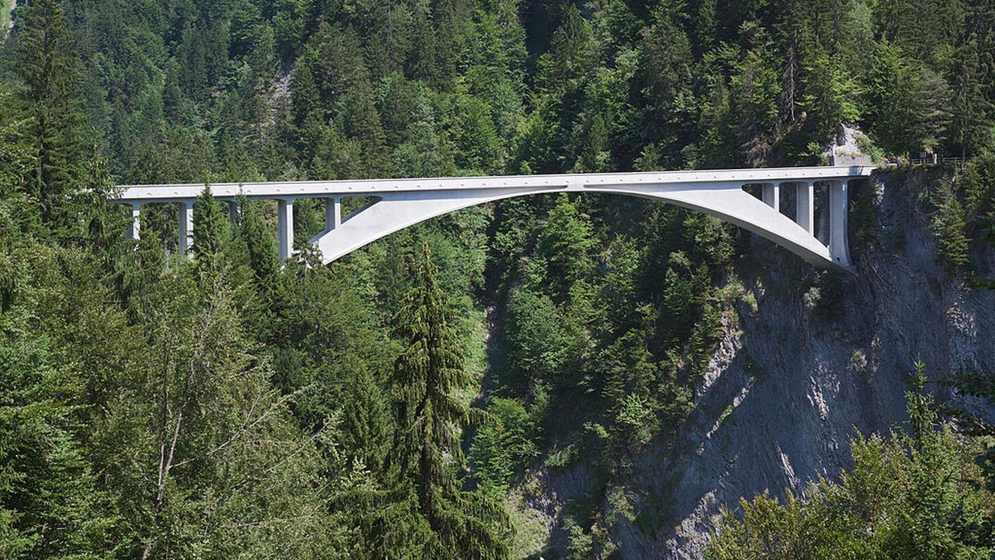 Il ponte sulla gola della Salgina, qui ripreso da sud-ovest