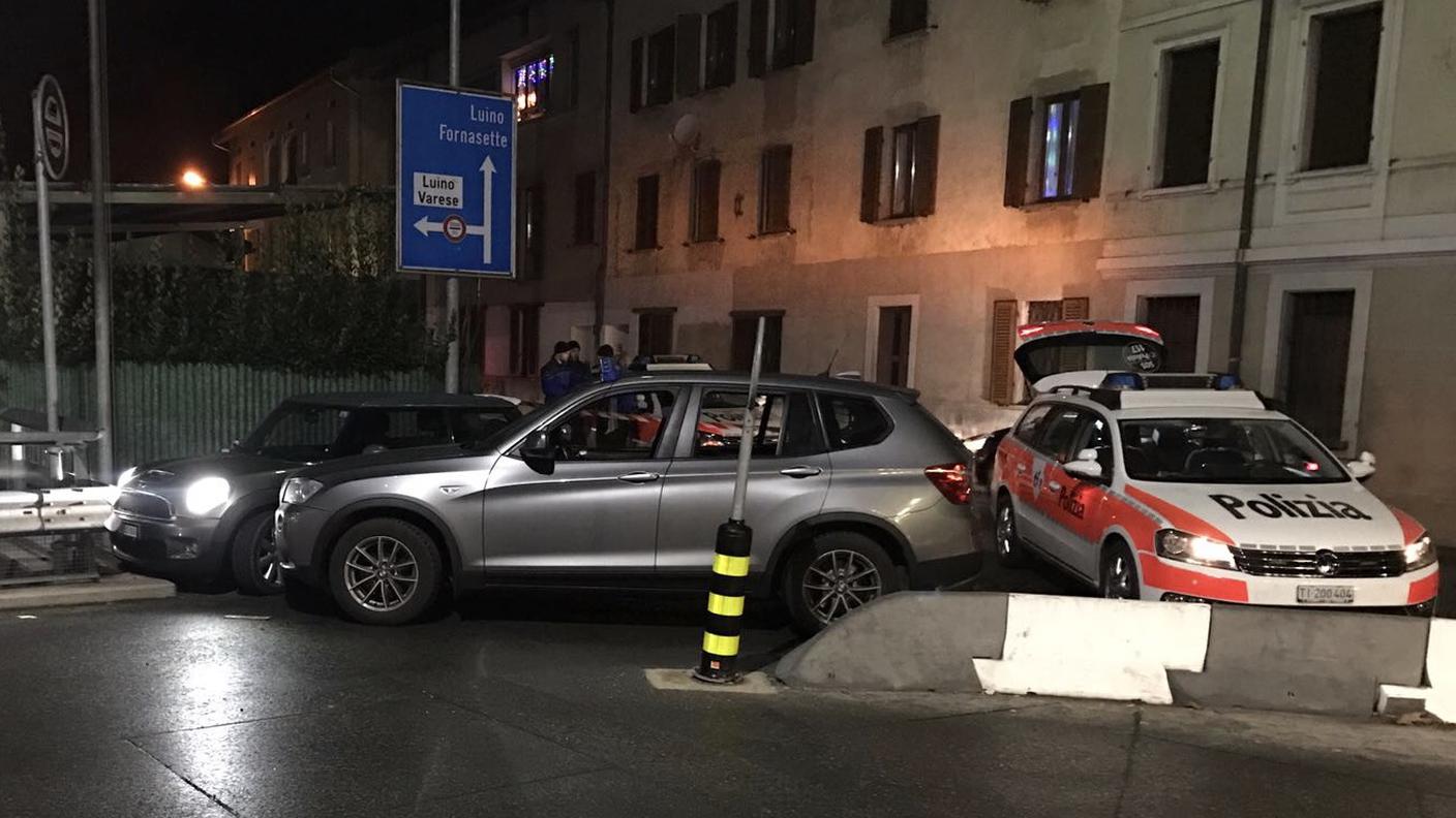 L'auto sospetta bloccata dalle guardie di confine