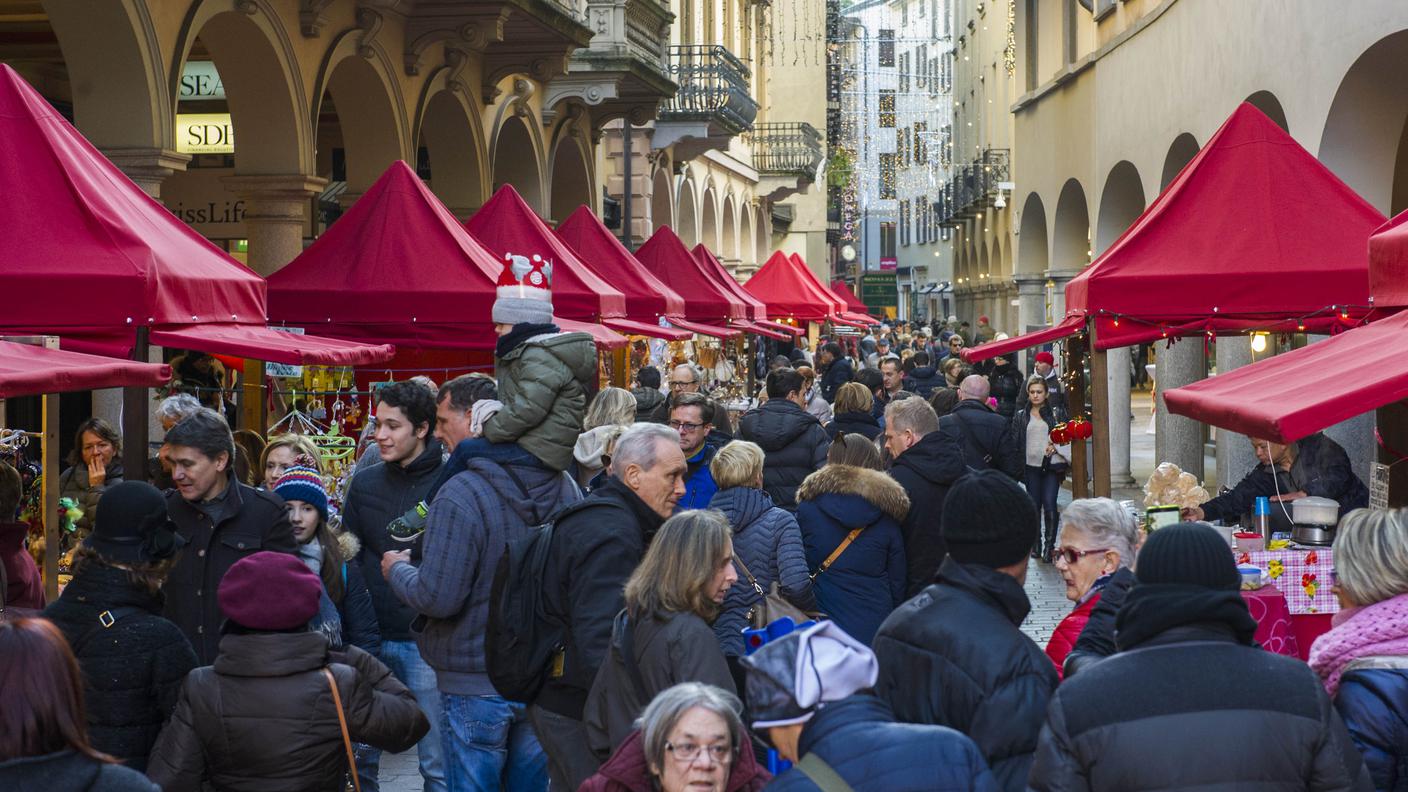 Folla al mercatino di Lugano